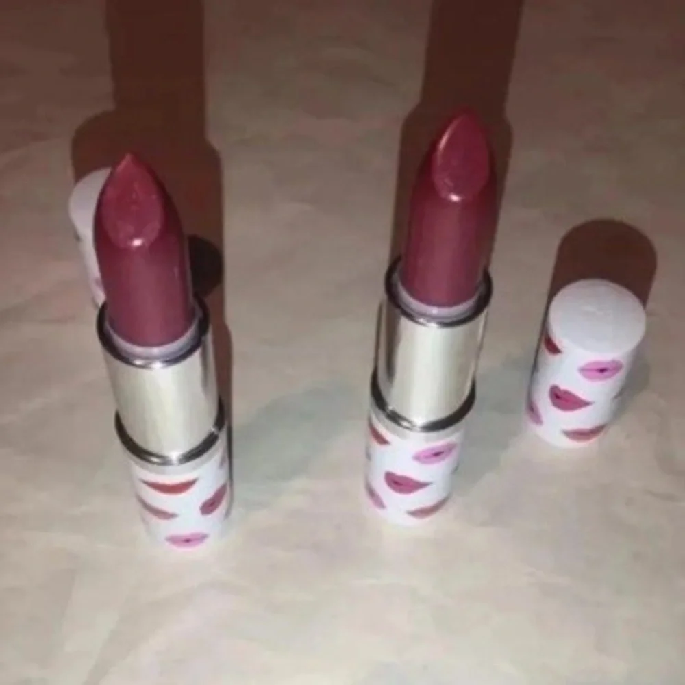 2 x Clinique lipsticks